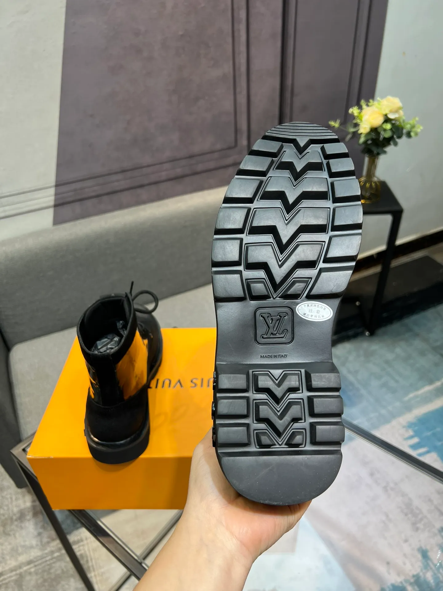 Men's shoes 💰920 L Home - the latest LV men's business casual boots, luxury and nobility are a must. They are all made of imported original first-layer cowhide, just to create a more comfortable wearing experience. ➕Top imported water-dyed full cow lining, original high wear-resistant outsole! 👏👏 Size: Male 39-44; (38 45 46 customized)